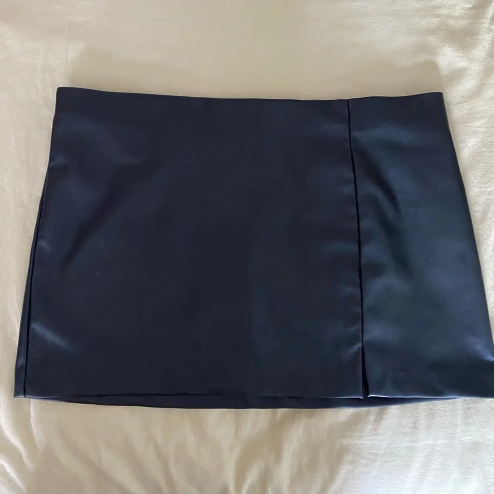 H&M black leather skirt - Picture 2 of 4